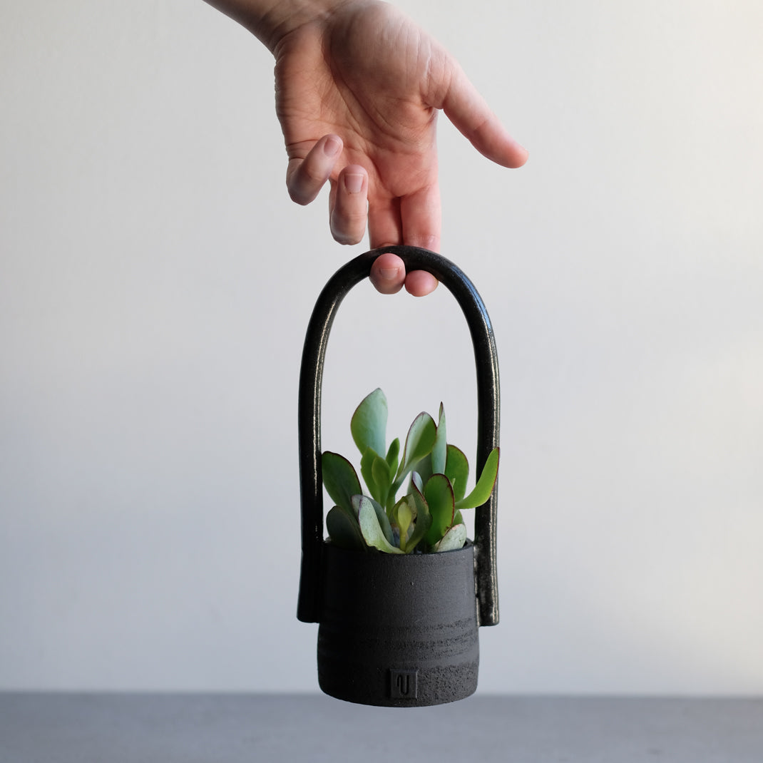 Pot Black Moon de Violaine Toth chez Brutal Ceramics