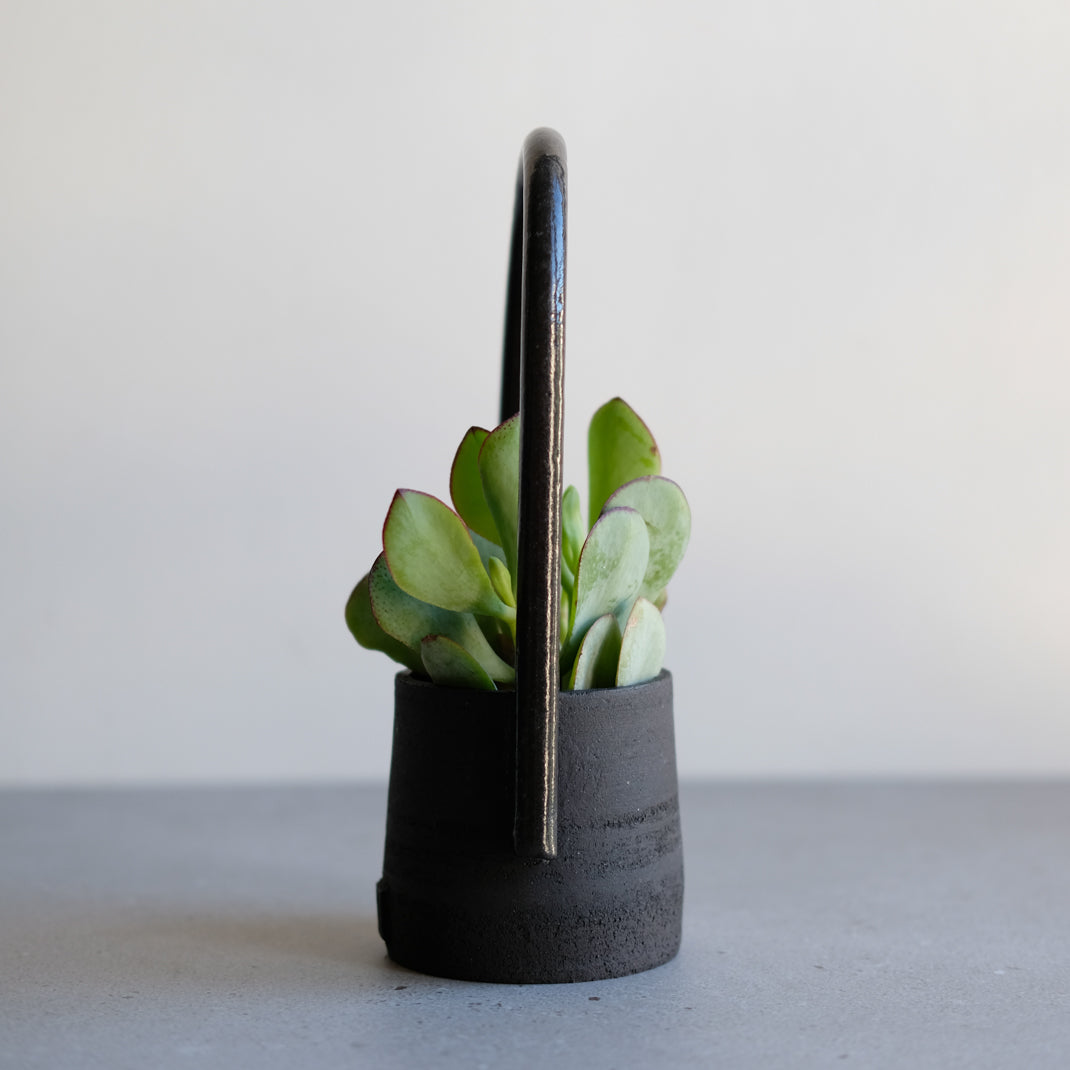 Pot Black Moon de Violaine Toth chez Brutal Ceramics