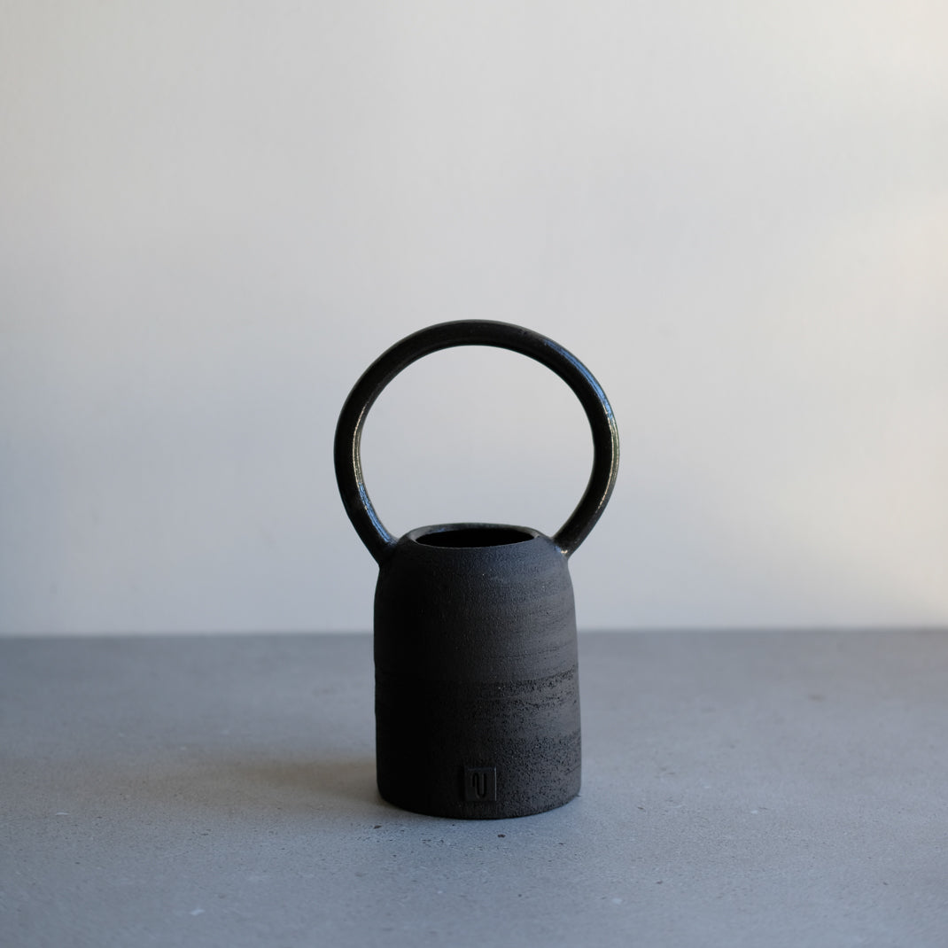 Vase Black Moon de Violaine Toth chez Brutal Ceramics