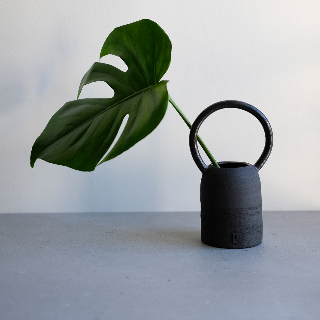 Vase Black Moon de Violaine Toth chez Brutal Ceramics