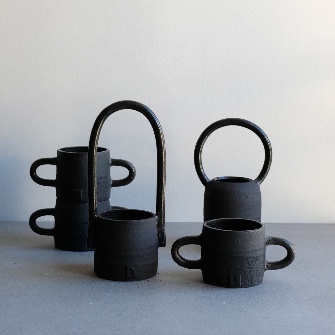 Mug noir à oreilles de Violaine Toth chez Brutal Ceramics