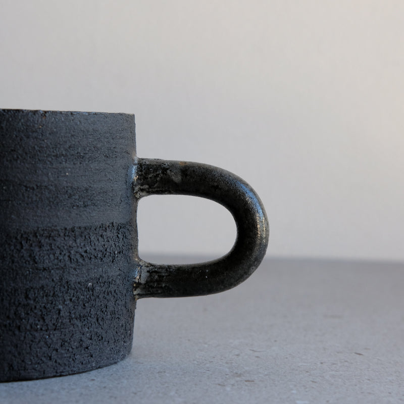 Mug noir à oreilles de Violaine Toth chez Brutal Ceramics