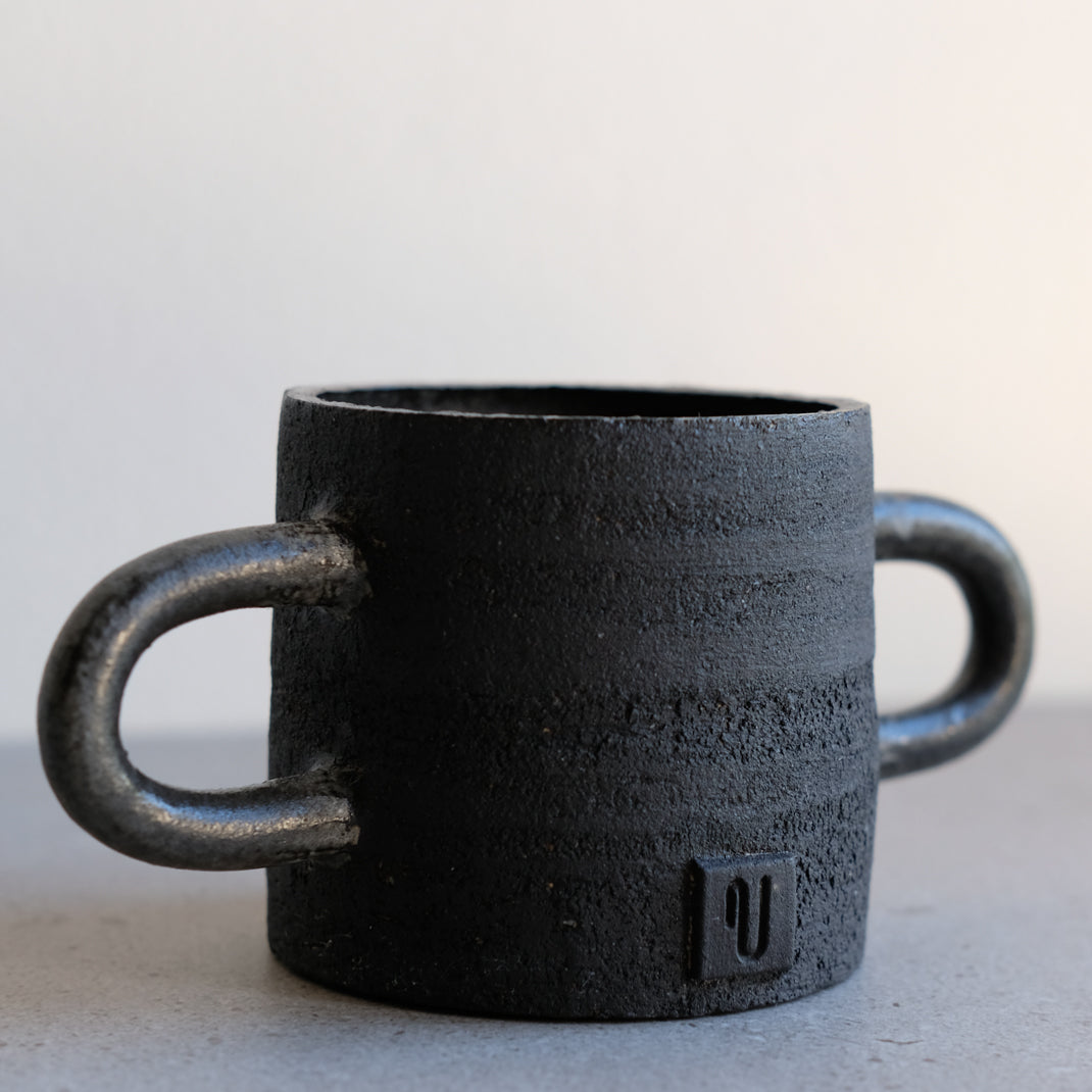 Mug noir à oreilles de Violaine Toth chez Brutal Ceramics