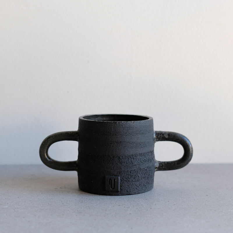 Mug noir à oreilles de Violaine Toth chez Brutal Ceramics