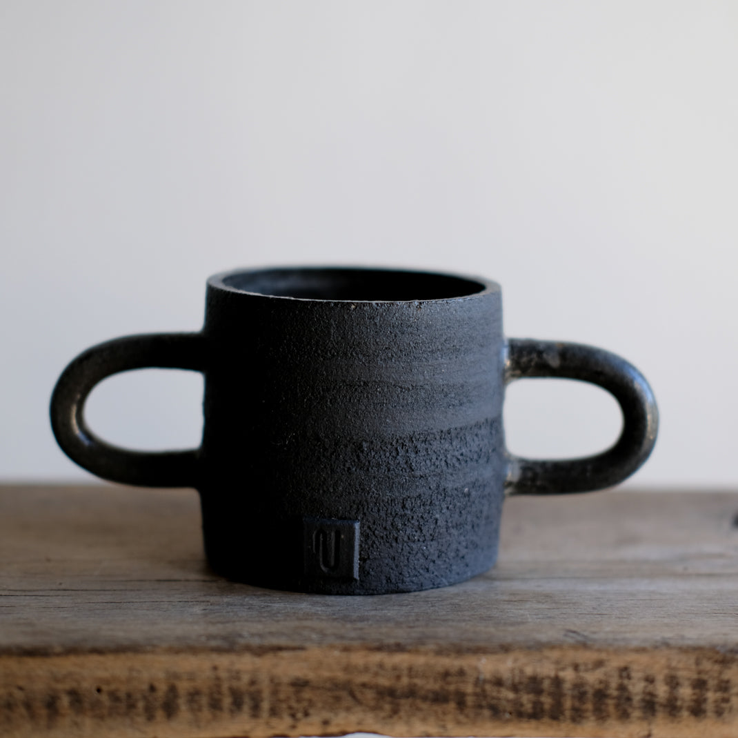 Mug noir à oreilles de Violaine Toth chez Brutal Ceramics