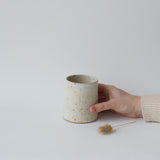 Tasse réalisée à la main dans l'atelier à Copenhague de Viki Weiland, céramiste