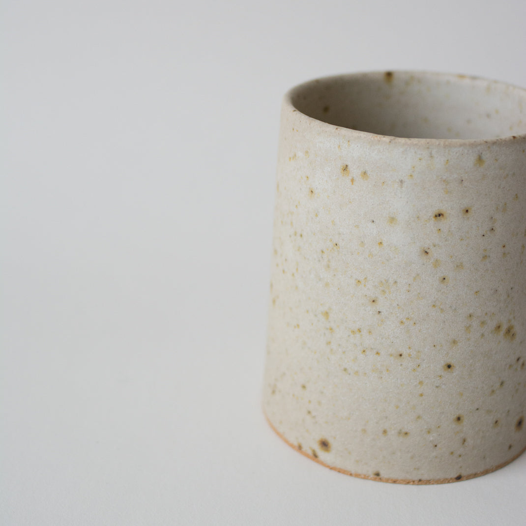 Tasse réalisée à la main dans l'atelier à Copenhague de Viki Weiland, céramiste