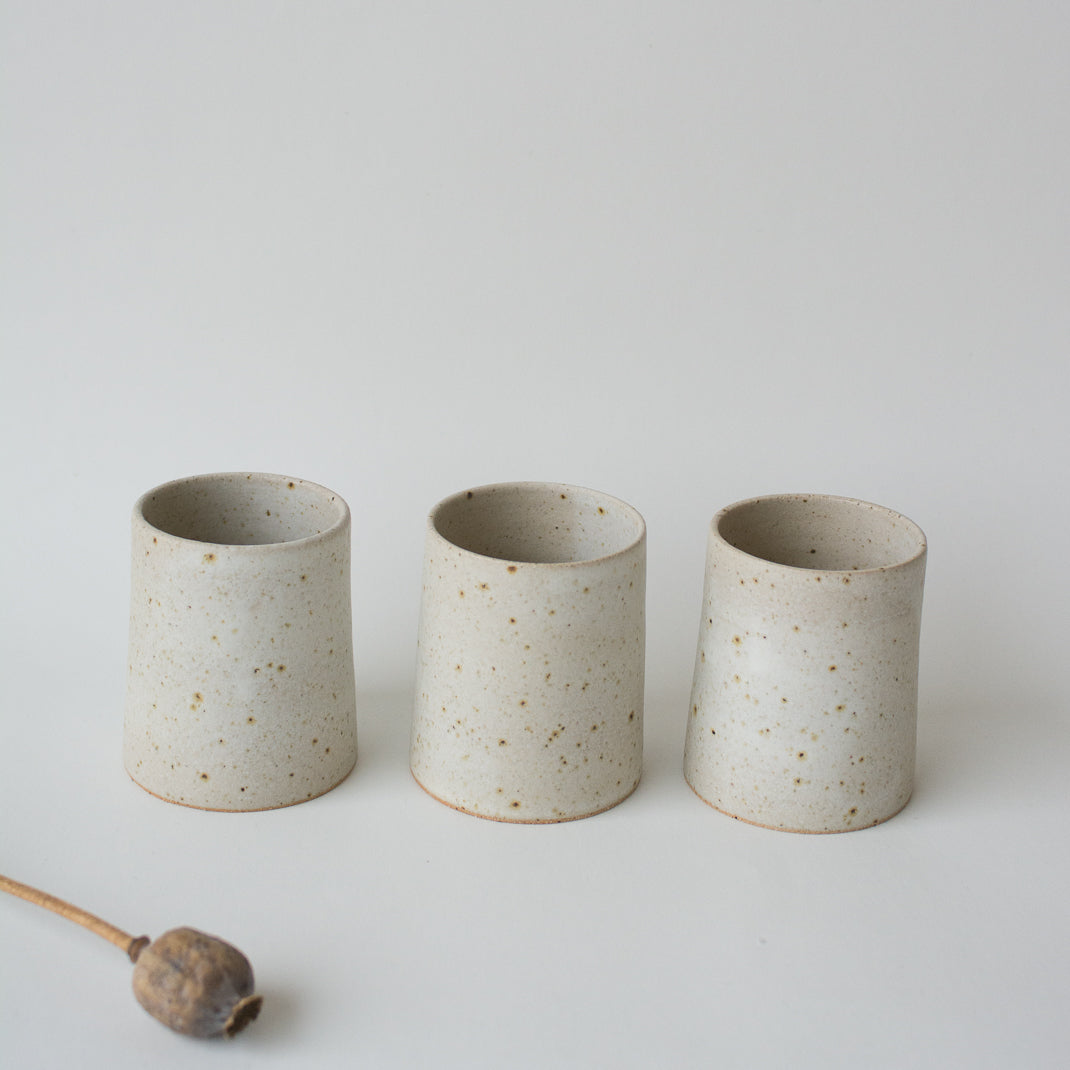 Tasse réalisée à la main dans l'atelier à Copenhague de Viki Weiland, céramiste